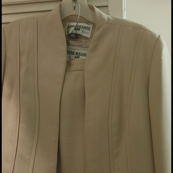 Ladies 2 PC suit - Picture 2 of 5